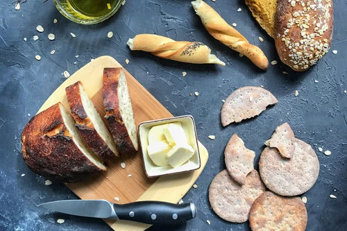 ¿Engordan más las galletas saladas que el pan? La verdad sobre el pan blanco vs. crackers